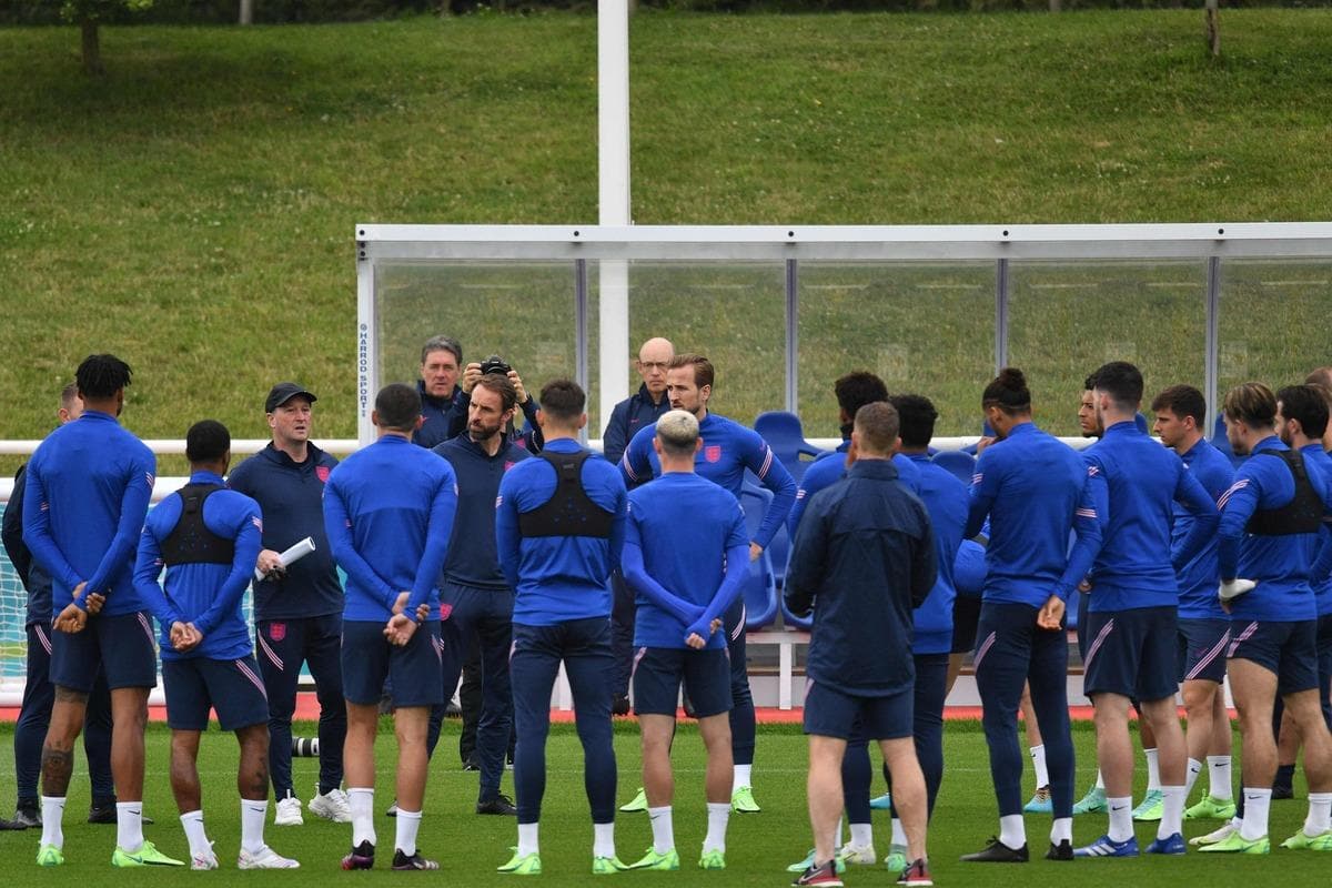 Engeland danst alleen op het verrassingsbal voor de gasten