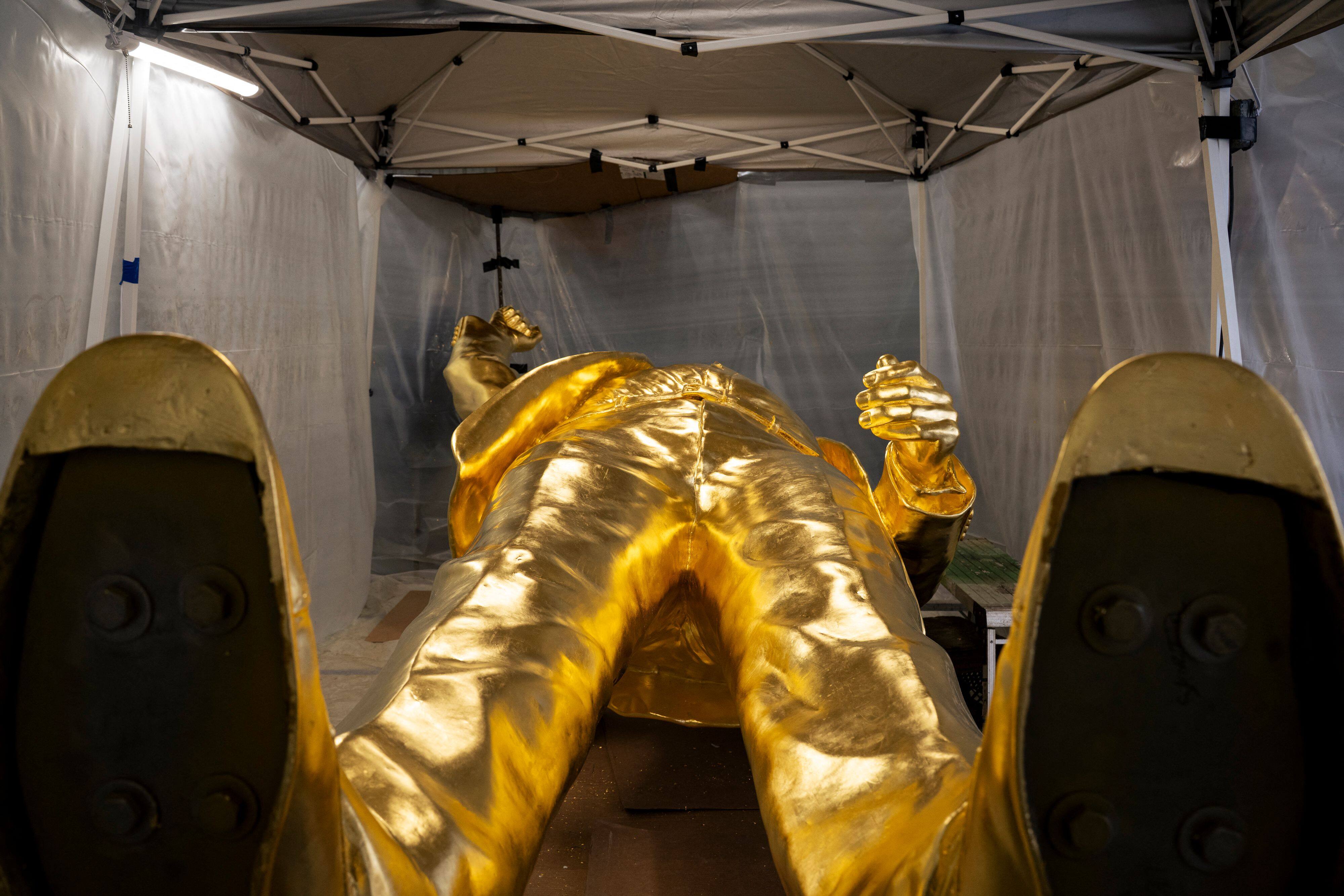 «Don Colossus»: quand une statue dorée de Trump traîne dans un atelier ...
