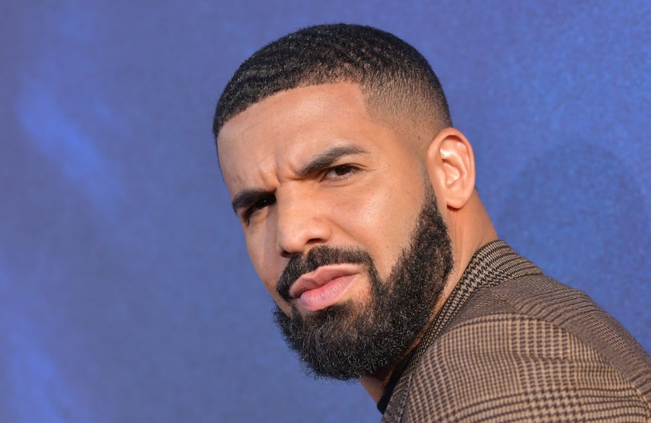 Image principale de l'article Drake a les initiales de sa mère sur le visage