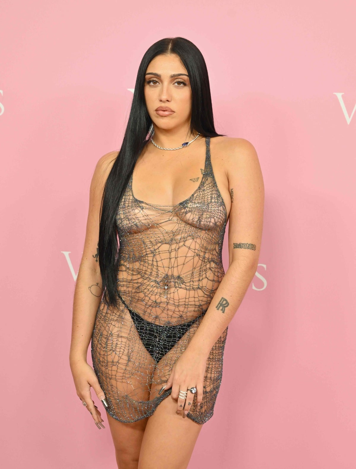 [PHOTOS] Lourdes Leon, la fille de Madonna, fait sensation sur le tapis rouge de Victoria Secret &agrave; New York