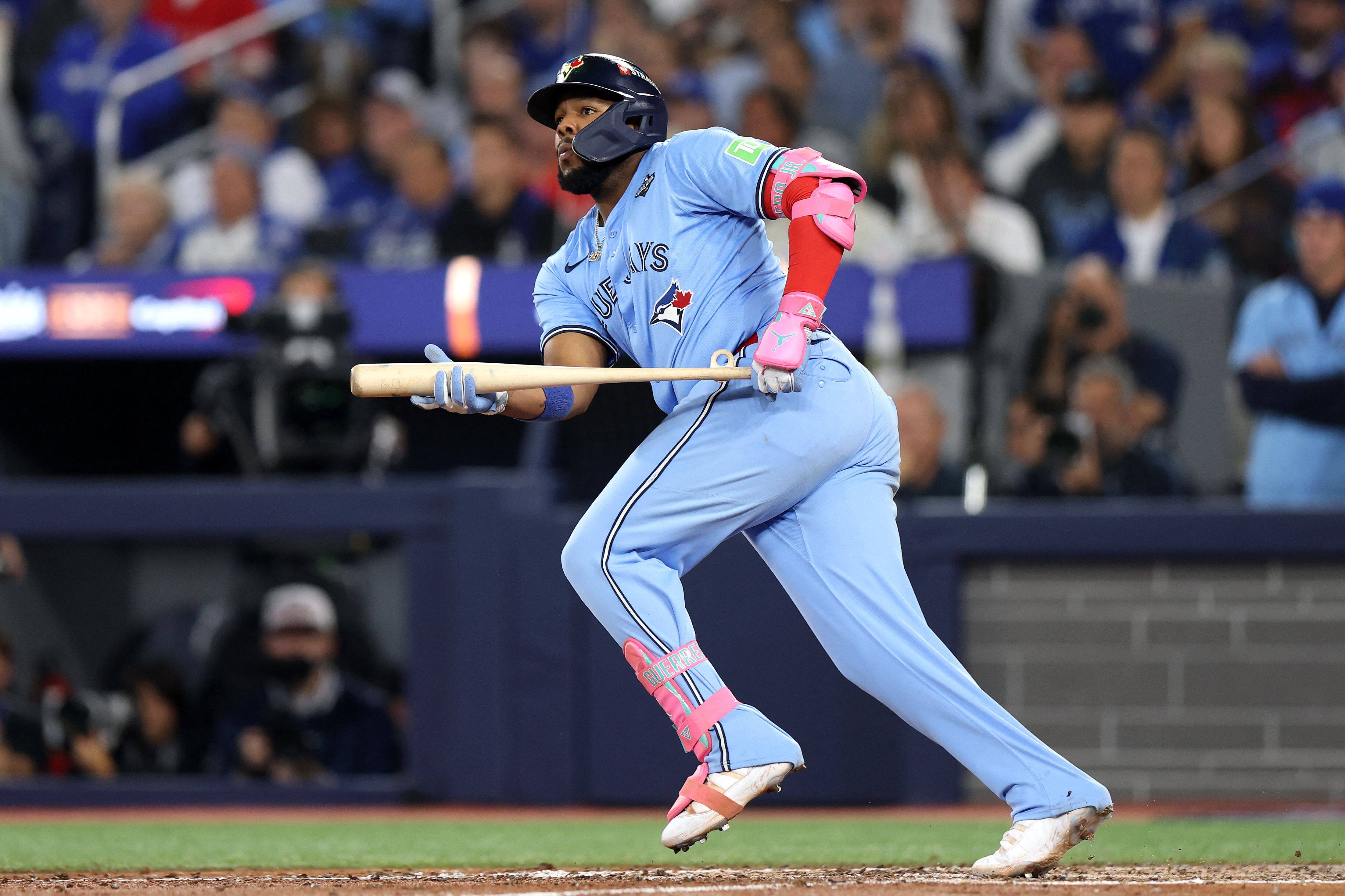 Vladimir Guerrero Jr., con uniforme de los Azulejos, el 31 de octubre de 2025, durante el Juego 6 de esta Serie Mundial.