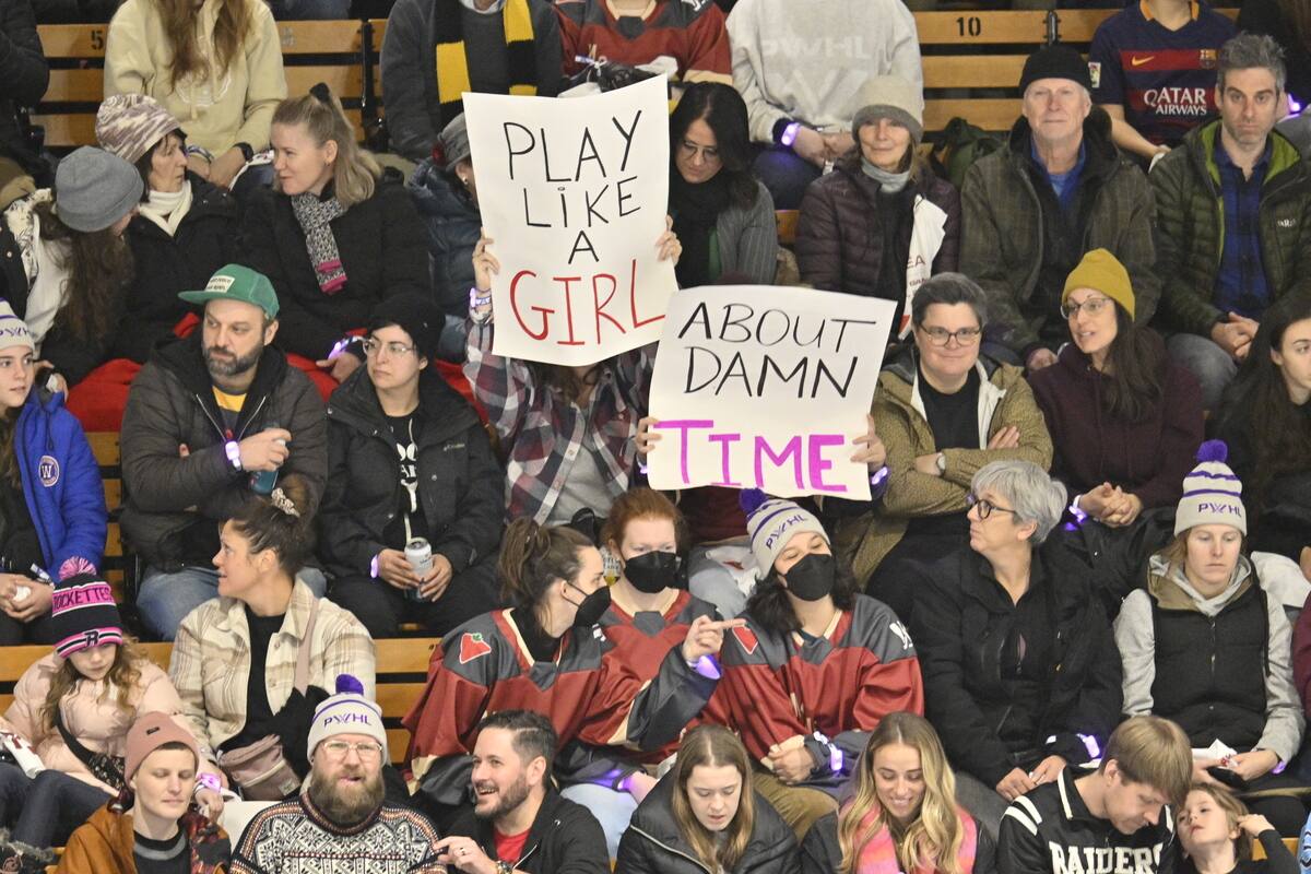 [EN PHOTOS]  Una atmósfera sobrealimentada para el hockey femenino