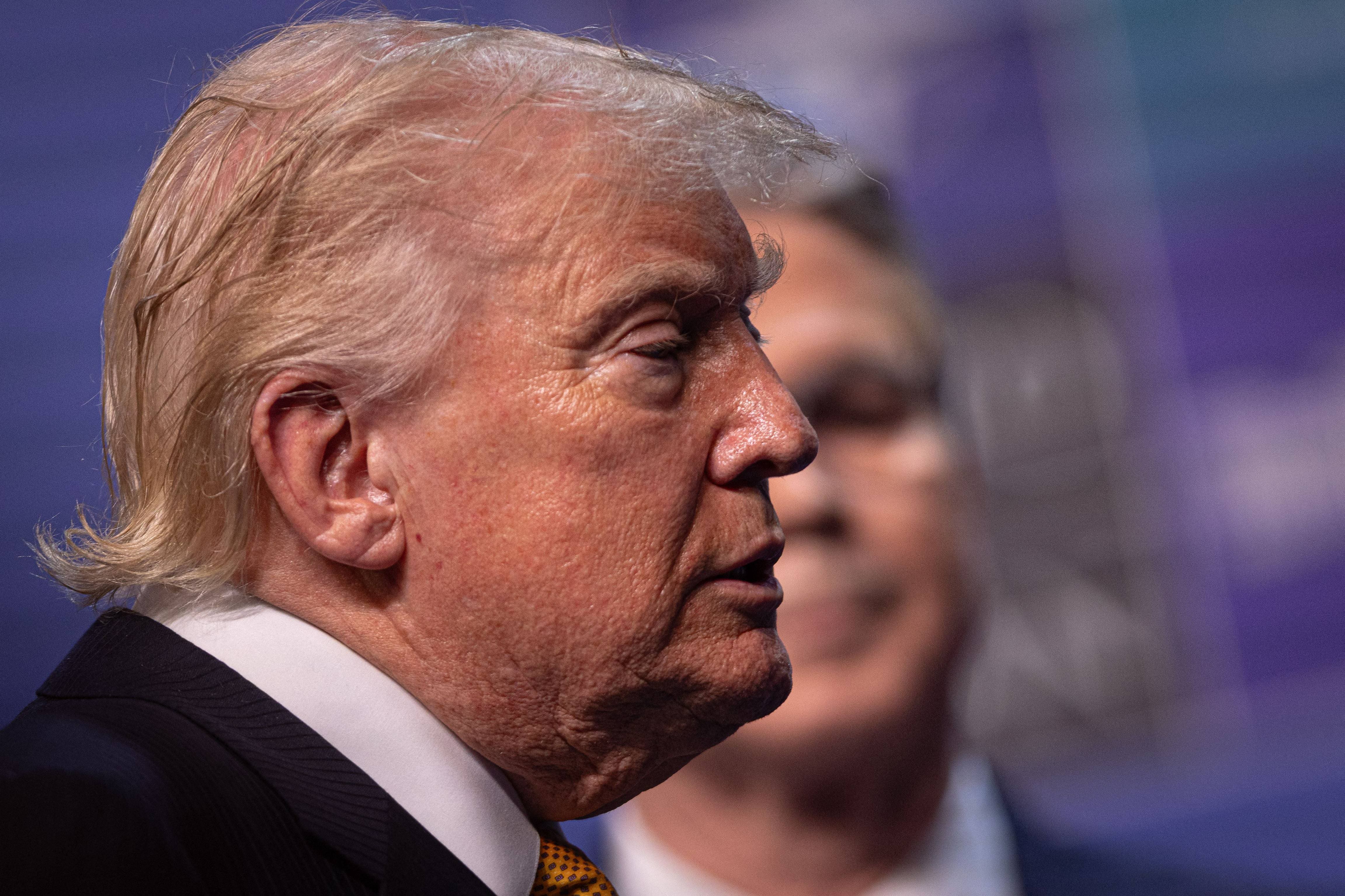 The United States will limit the length of stays of journalists and foreign students