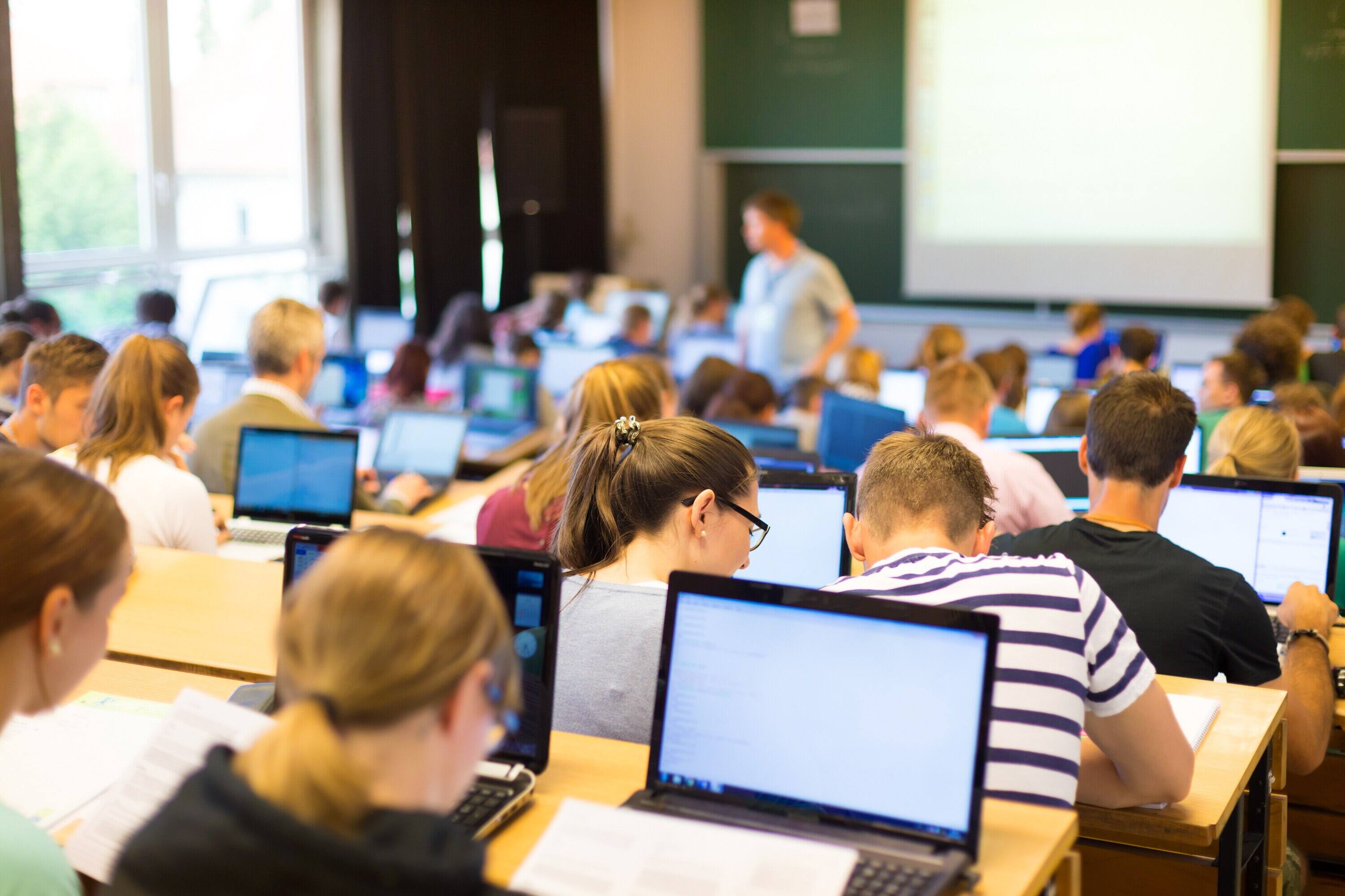 Un ex-professeur universitaire arr&ecirc;t&eacute; pour fraudes et extorsions