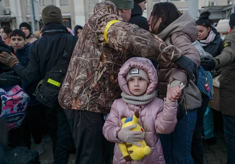 Des Ukraines qui tentent de fuir la ville d'Odessa.