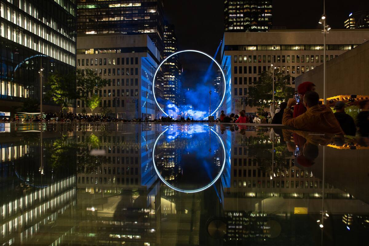 [PHOTOS] Montréal l’anneau de la Place VilleMarie s’illumine JDQ