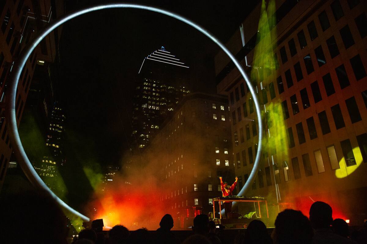 [PHOTOS] Montréal l’anneau de la Place VilleMarie s’illumine JDM