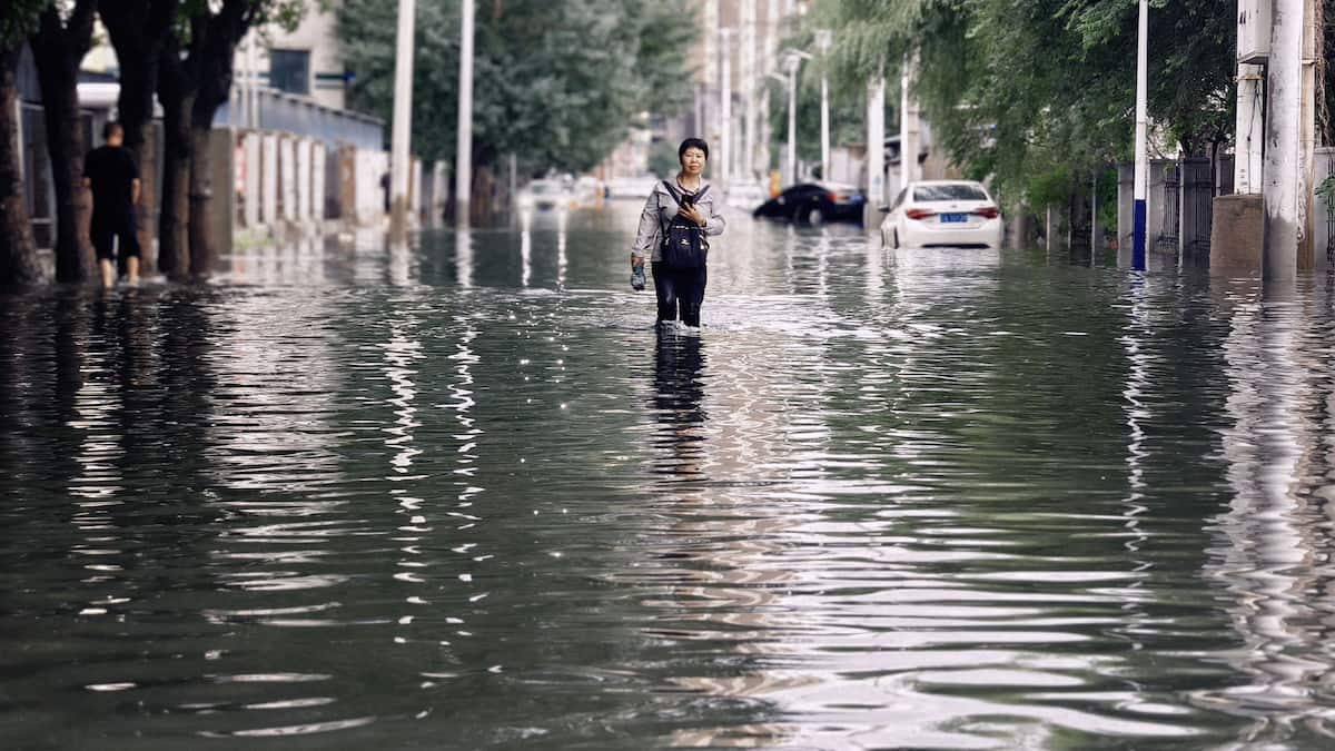 Flash flood in northwest China kills 10, injures 23 Flash flood in northwest China kills 10, injures 23