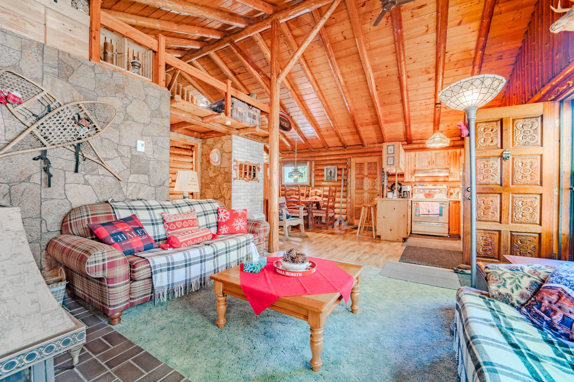 Un chalet de bois rond à vendre pour 194 500$