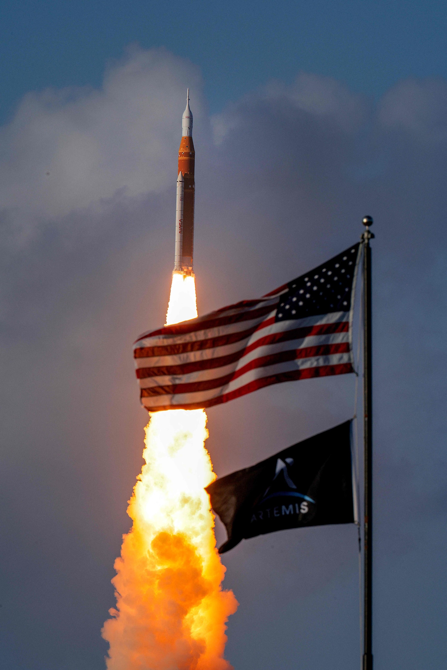 Apollomes Décollage réussi: quatre astronautes sont en route pour faire le tour ...