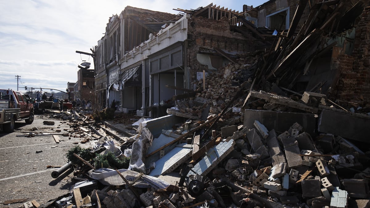 EN IMAGES | Une ville de 10 000 habitants rasée par la tornade au Kentucky