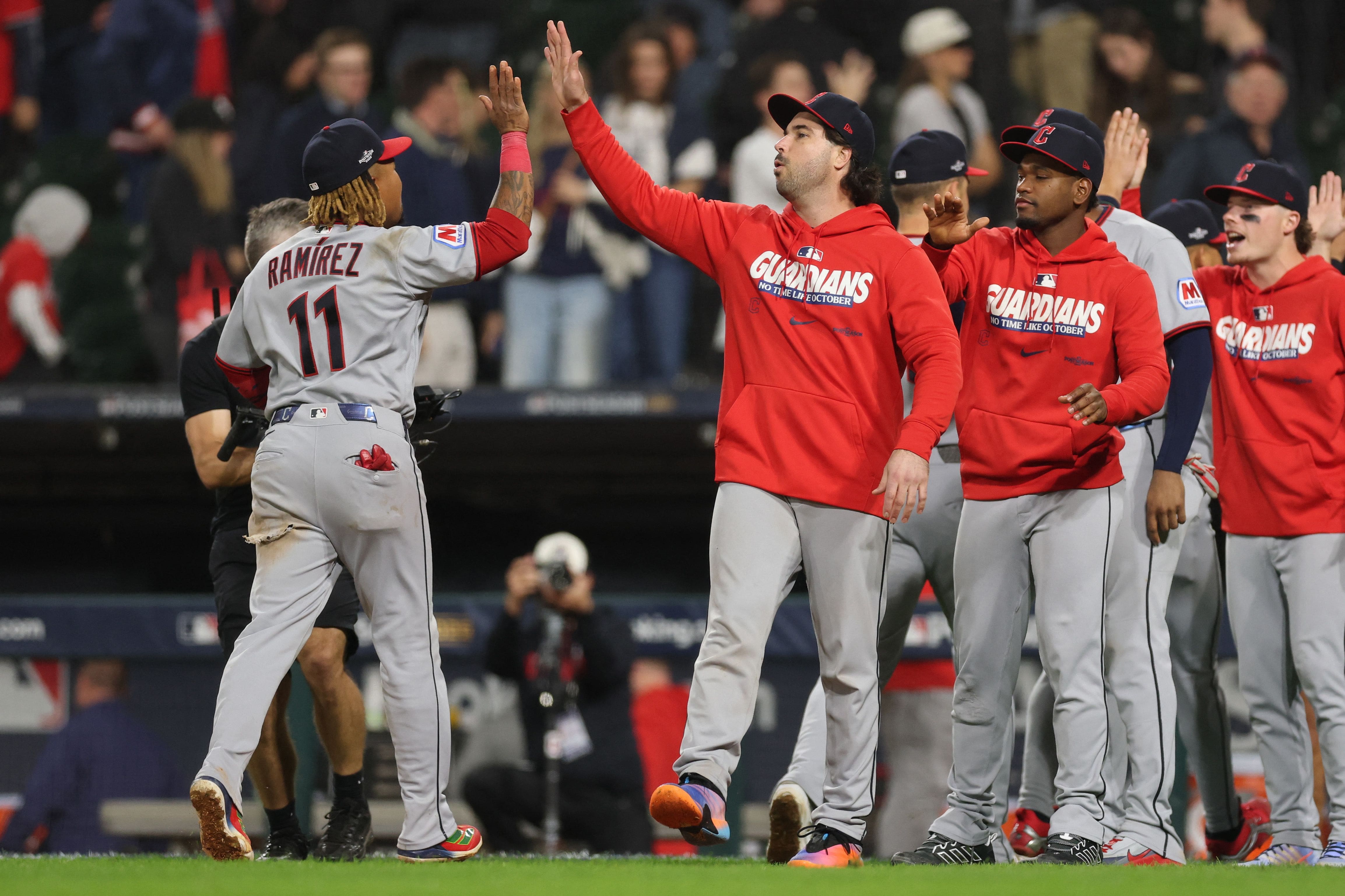 Séries éliminatoires dans les Ligues majeures : Une poussée des Guardians à Chicago force un match ultime à Cleveland