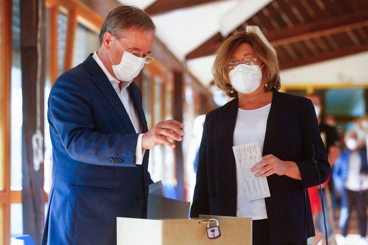 &Eacute;lections en Allemagne: le candidat conservateur commet une bourde en votant