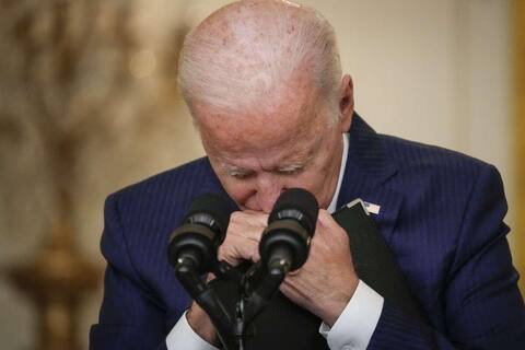 Attaque à Kaboul: Biden promet des représailles et confirme le retrait le 31 août