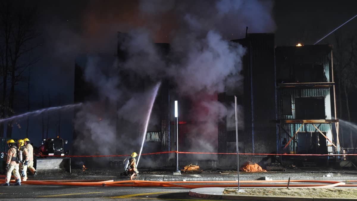 Plus d’un million de dollars de dommages: un immeuble à condos part en fumée à Blainville