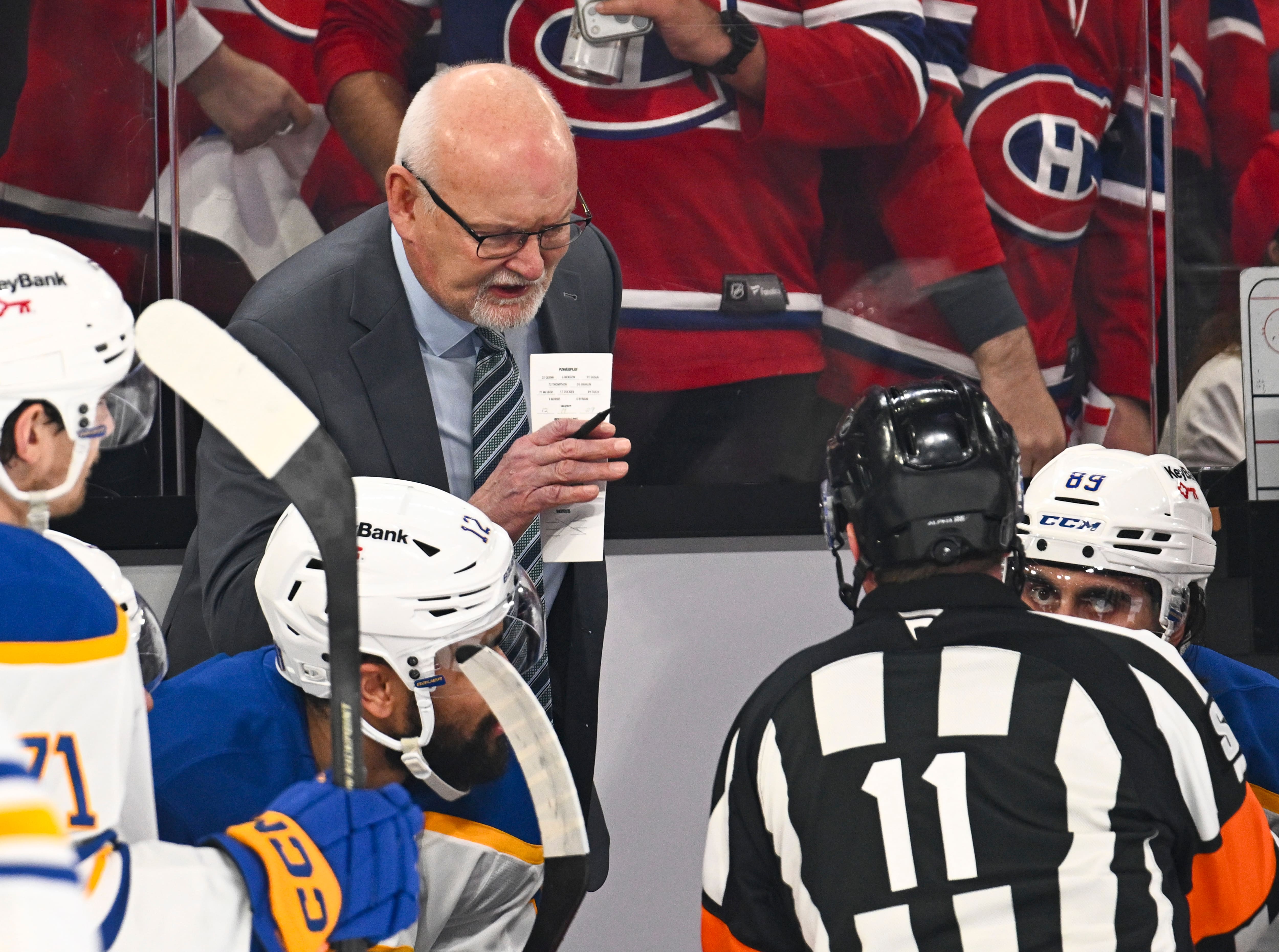 «Leurs joueurs tombent facilement»: l'entraîneur-chef des Sabres trouve que le Canadien joue la comédie