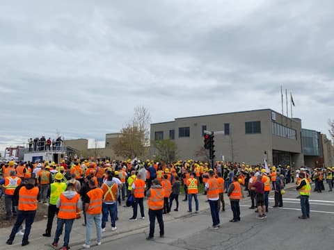 Hundreds of longshoremen lined up yesterday afternoon in front of the Port of Montreal House of Longshoremen, Rue Notre-Dame Est. Climbed to the roof of a van to fix them, and their union representatives applauded many times.
