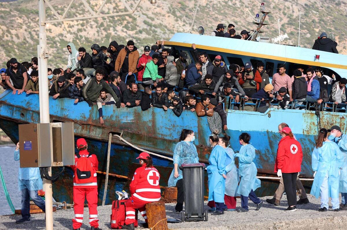 Grèce: des centaines de migrants ont accosté dans un port après une ...