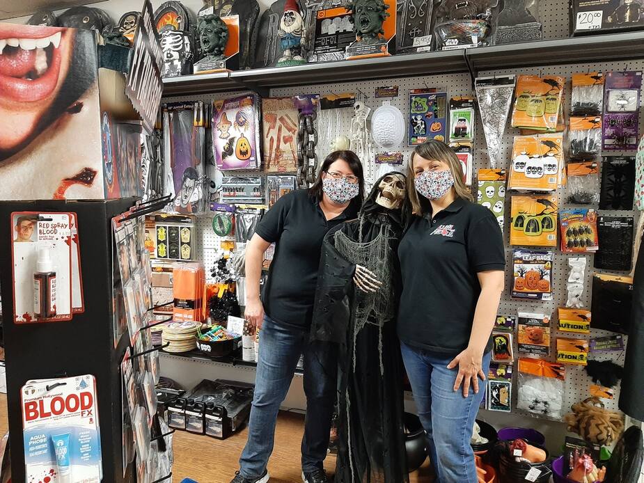 Janie Saint-Pierre et Méliza Théorêt tiennent la boutique de costumes et de décorations Au Bal Masqué, sur la rue Notre-Dame à Lachine. La boutique existe depuis sept ans. Les deux femmes avaient prévu que la pandémie affecterait les ventes de costumes d'Halloween et en avaient commandé moins cette année.
GABRIELLE MORIN-LEFEBVRE / 24 HEURES / AGENCE QMI