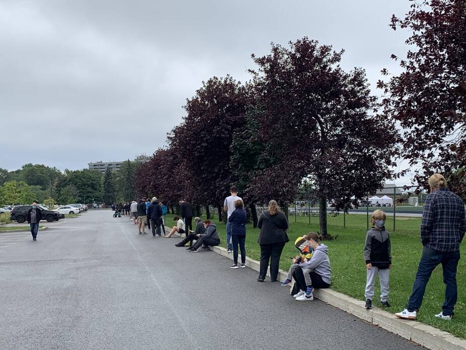 Image principale de l'article Longue file pour se faire dépister sur la Rive-Sud