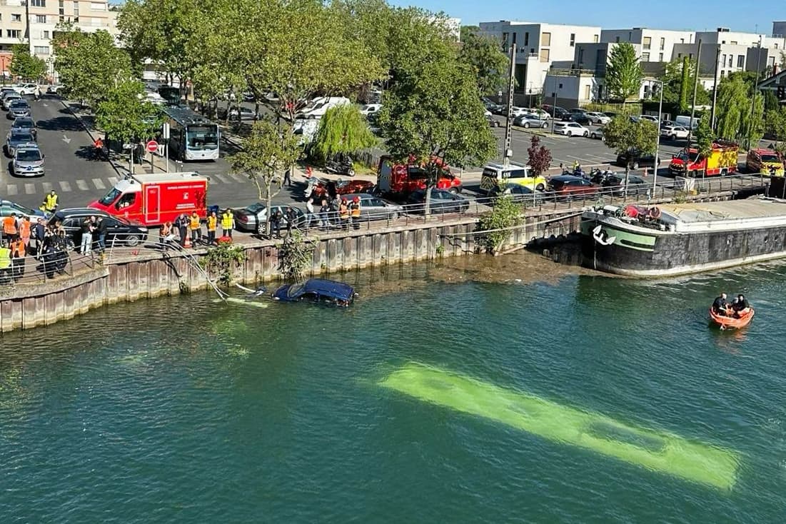 EN IMAGES | Un bus percute un véhicule et tombe dans la Seine à Paris