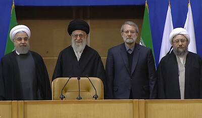 Da esquerda para a direita: o ex-presidente iraniano Hassan Rouhani, o ex-líder supremo aiatolá Ali Khamenei, o ex-chefe dos serviços de segurança Ali Larijani e Sadiq Larijani