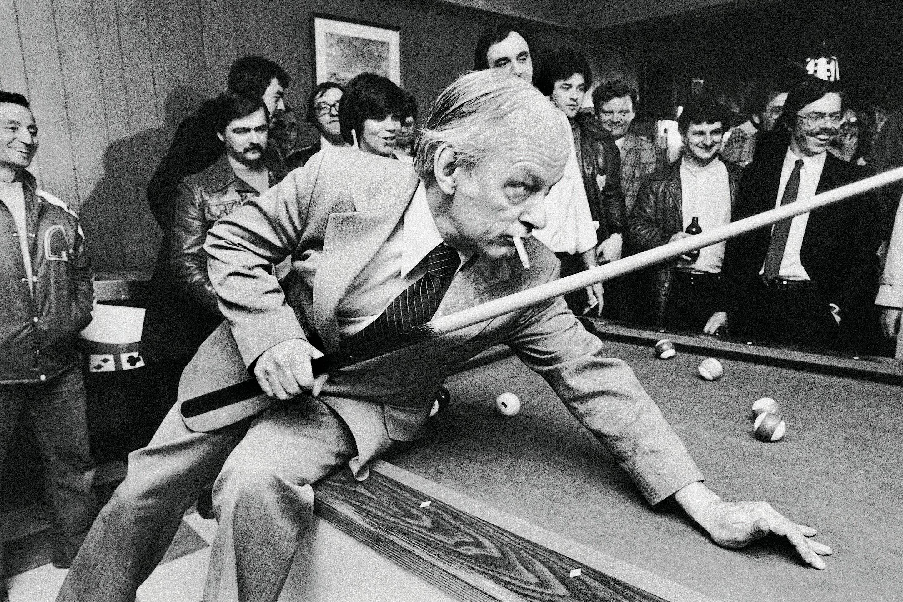 René Lévesque tente un coup au billard dans une taverne de Québec, le 10 avril 1979.
