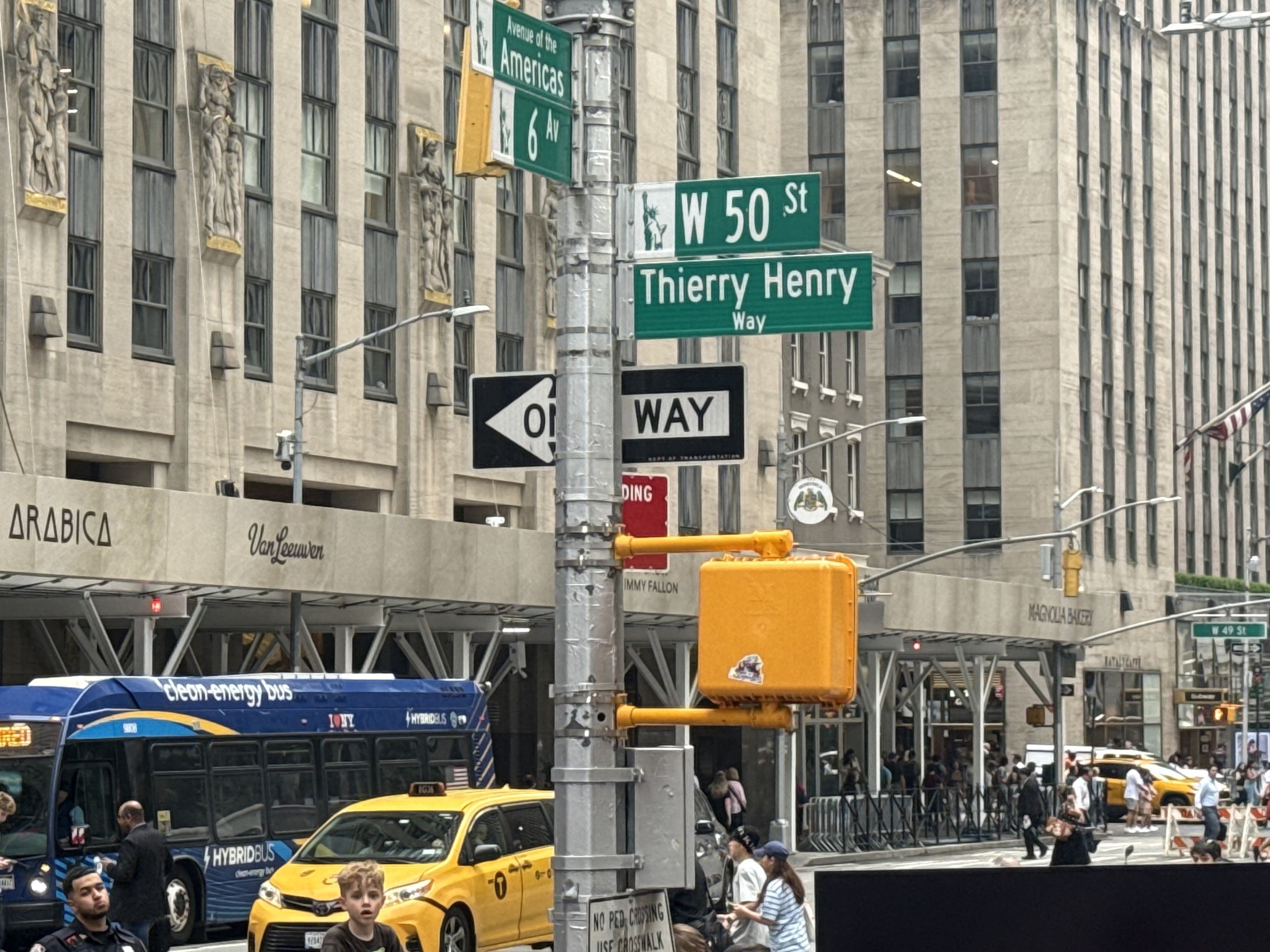 New York donne temporairement à deux rues les noms de Thierry Henry et Pelé