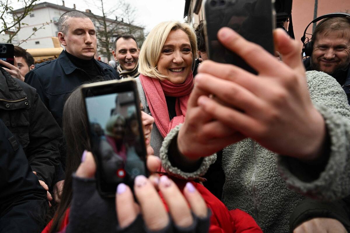 Pr&eacute;sidentielle fran&ccedil;aise: Marine Le Pen fait sa campagne &laquo; sereine &raquo;