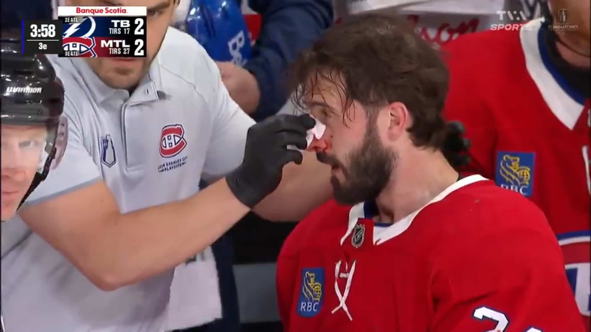 Le nez de Danault en sang après une mêlée