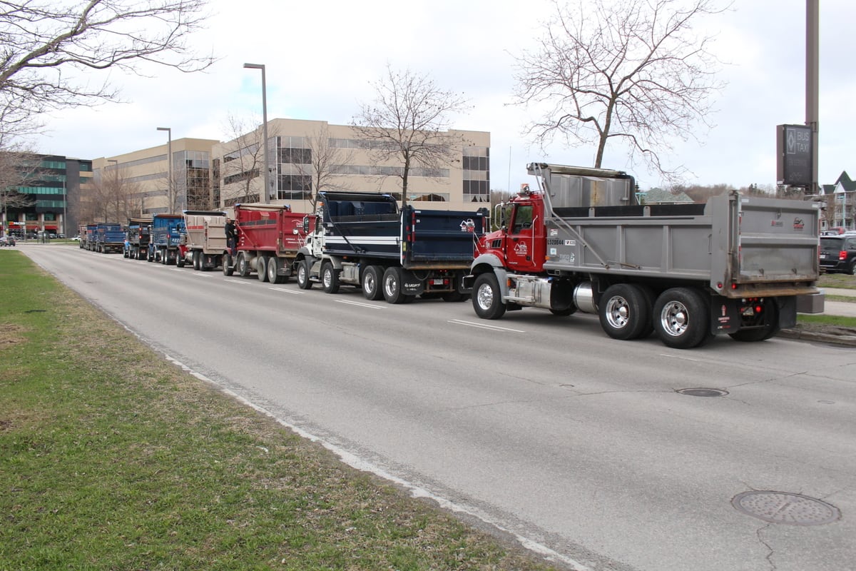 Transport en vrac: les camionneurs manifestent lundi &agrave; travers tout le Qu&eacute;bec
