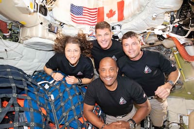 Astronautas Christina Koch, Jeremy Hansen, Reid Wiseman e Victor Gloveron na missão Artemis II.