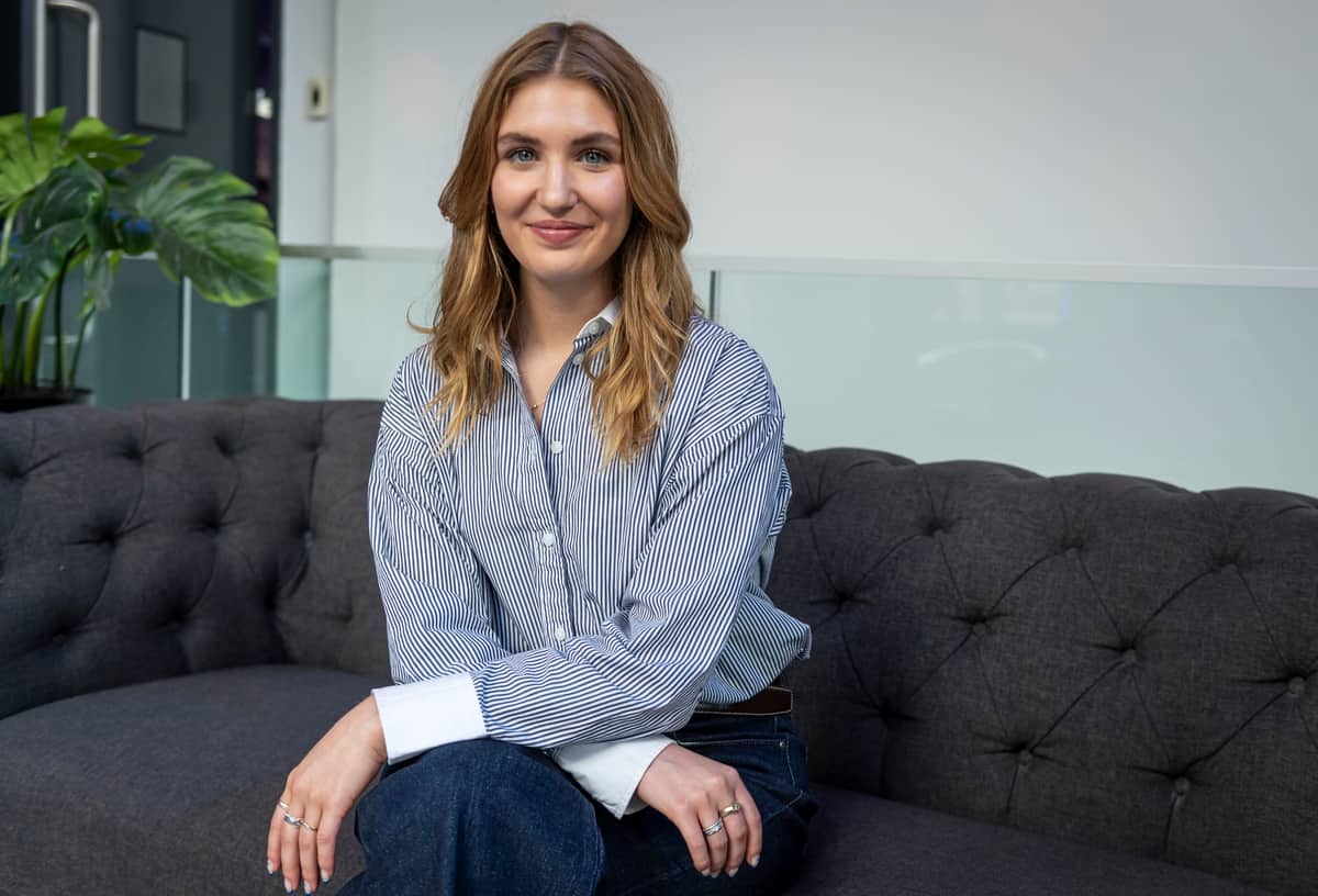 Elle chasse les temps gris, brûlante en maillot