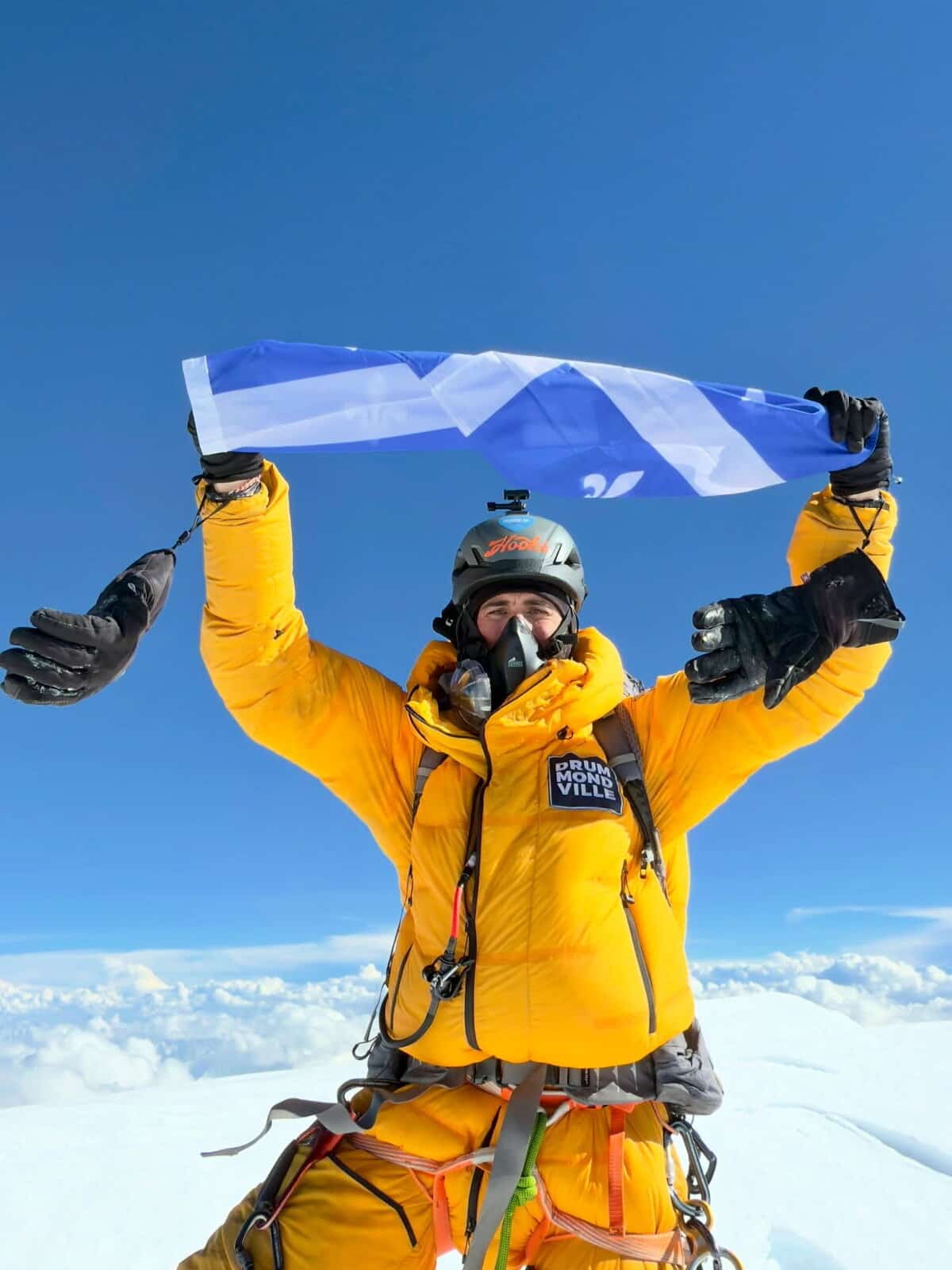 Lalpiniste de Drummondville a firement brandi le drapeau du Qubec une fois au sommet du K2.