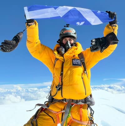 Lalpiniste de Drummondville a firement brandi le drapeau du Qubec une fois au sommet du K2.