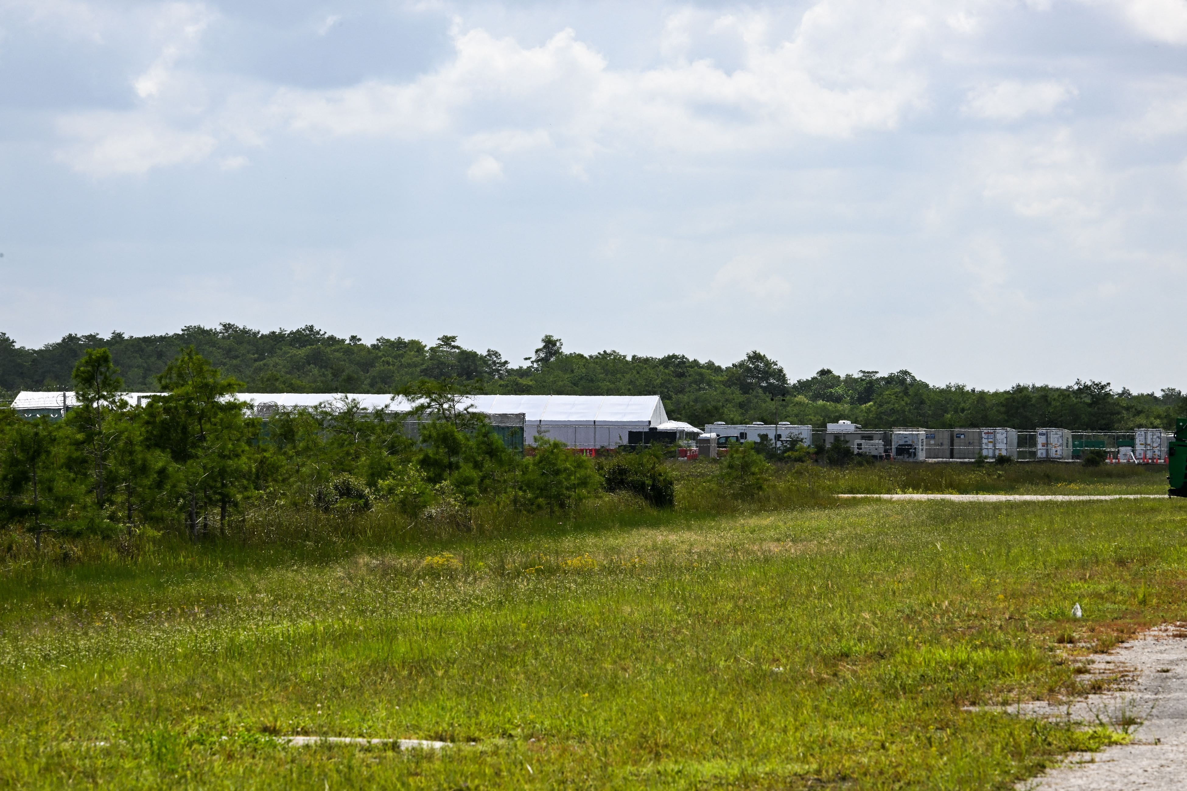 «Alligator Alcatraz»: la fermeture du centre de détention de migrants annoncée par le gouverneur de la Floride