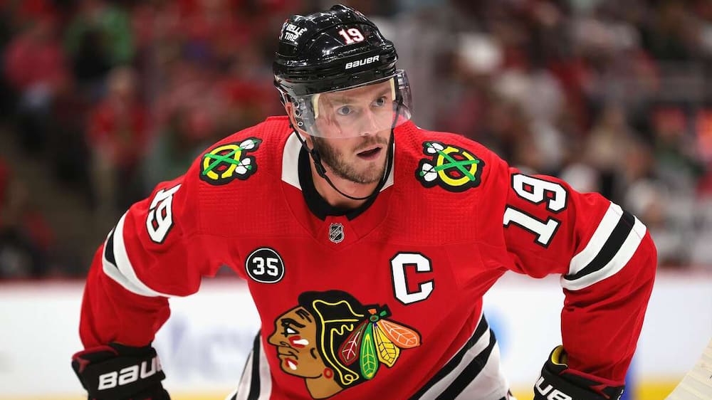 Maxim Lapierre montre Jonathan Toews du doigt