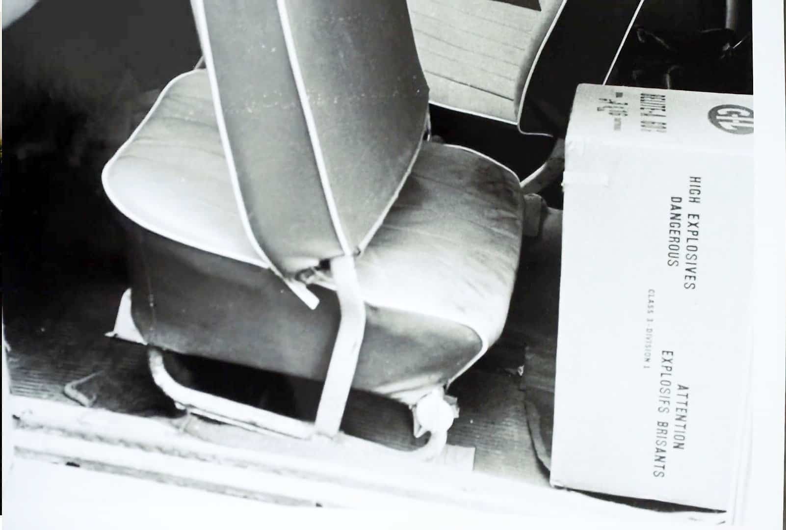La bombe se trouvait sous une des banquettes.