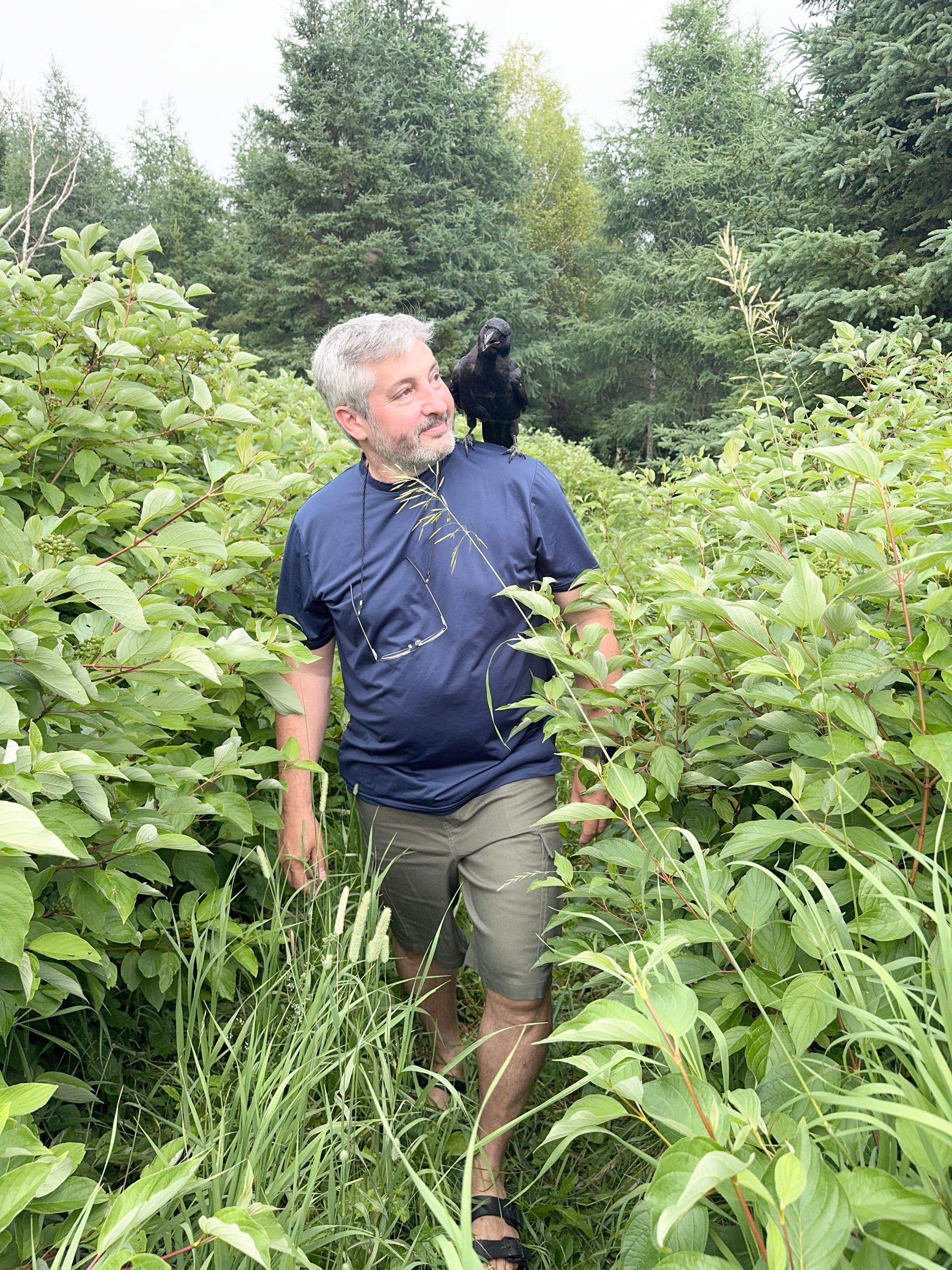 Le Matanois Blaise Barrette, avec une jeune corneille blessée qu'il a sauvé à Rimouski le mois dernier.