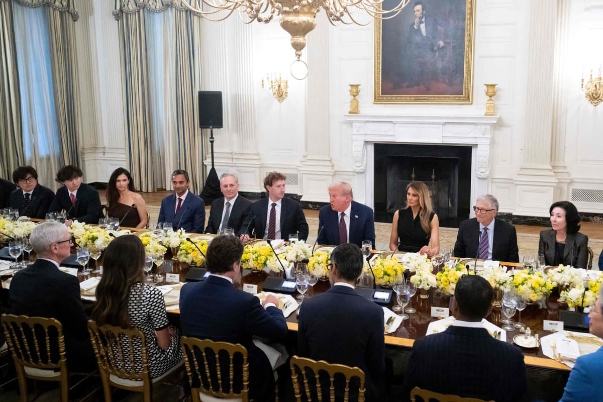 [IMAGES] Convi&eacute;s &agrave; souper par Trump, les grands noms de la tech lui rendent hommage