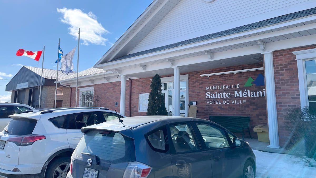 La petite municipalité de Sainte-Mélanie prise dans des histoires de conflits d'intérêts