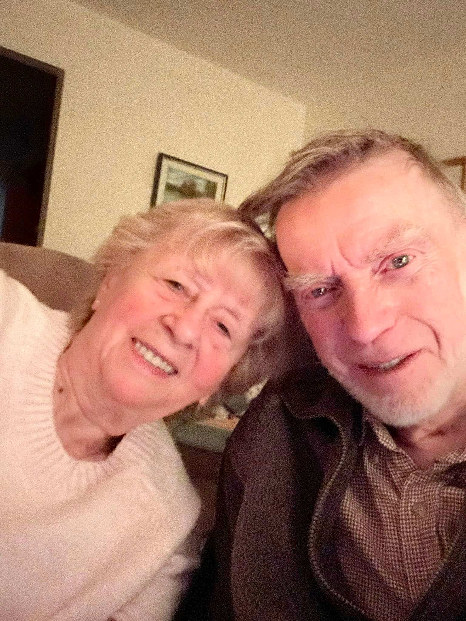 Une dame de 80 ans a survécu par miracle à une balle tirée en pleine gorge par son ex-conjoint, qui aurait tué le nouveau copain de l’aînée.