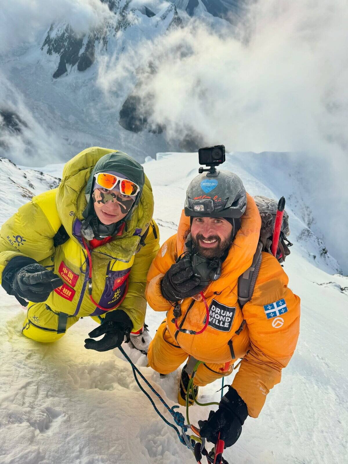 Charles Page en compagnie du Chinois Dilixiati Ailikuti, qui est devenu le plus jeune humain de lhistoire  gravir le K2,  16 ans.