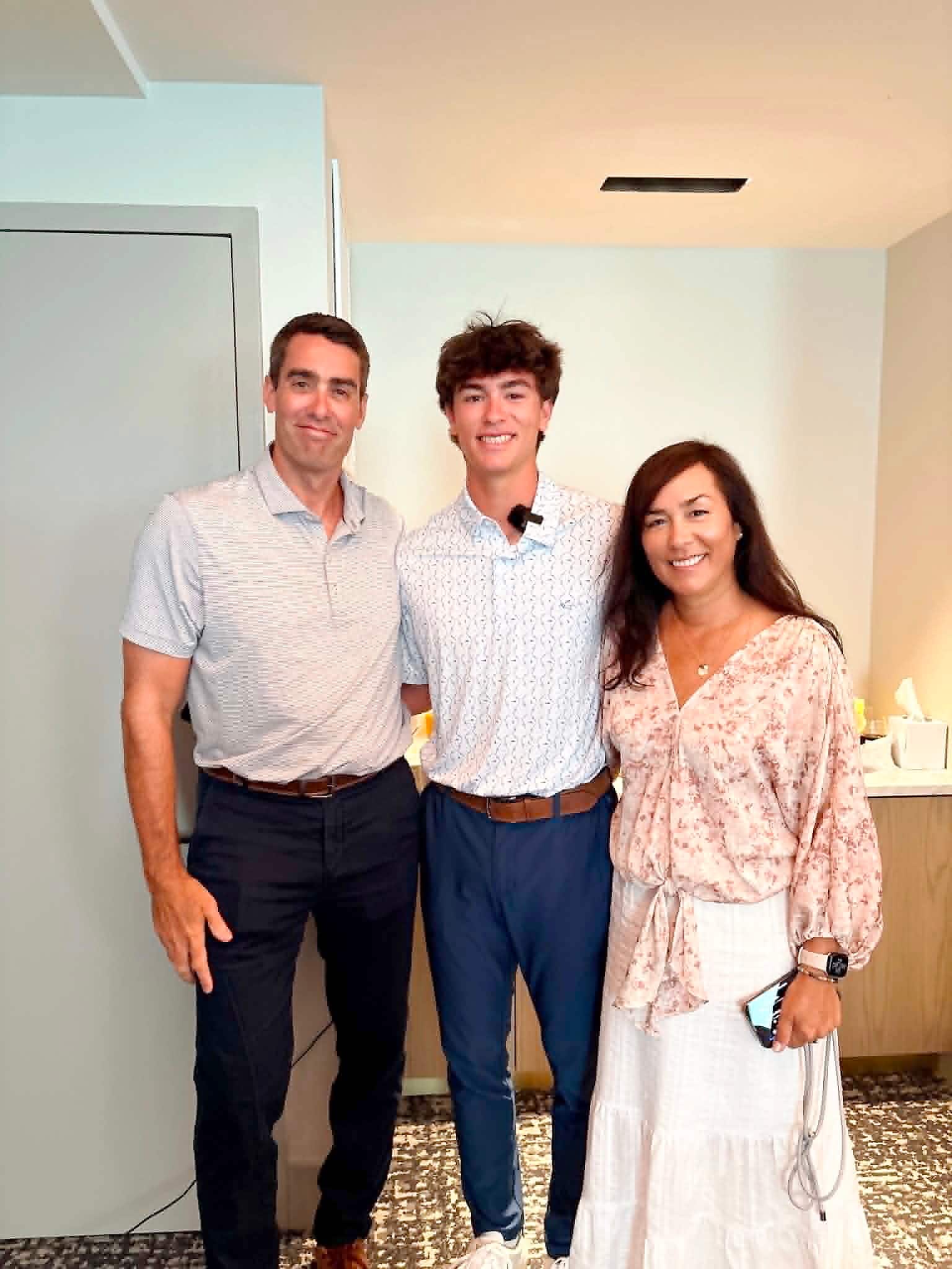 Taj Marchand, repêché par les Rays de Tampa Bay le 11 juillet 2026, a célébré sa sélection, entouré de son père Hugo et de sa mère Ginger dans un hôtel du centre-ville de Charleston.