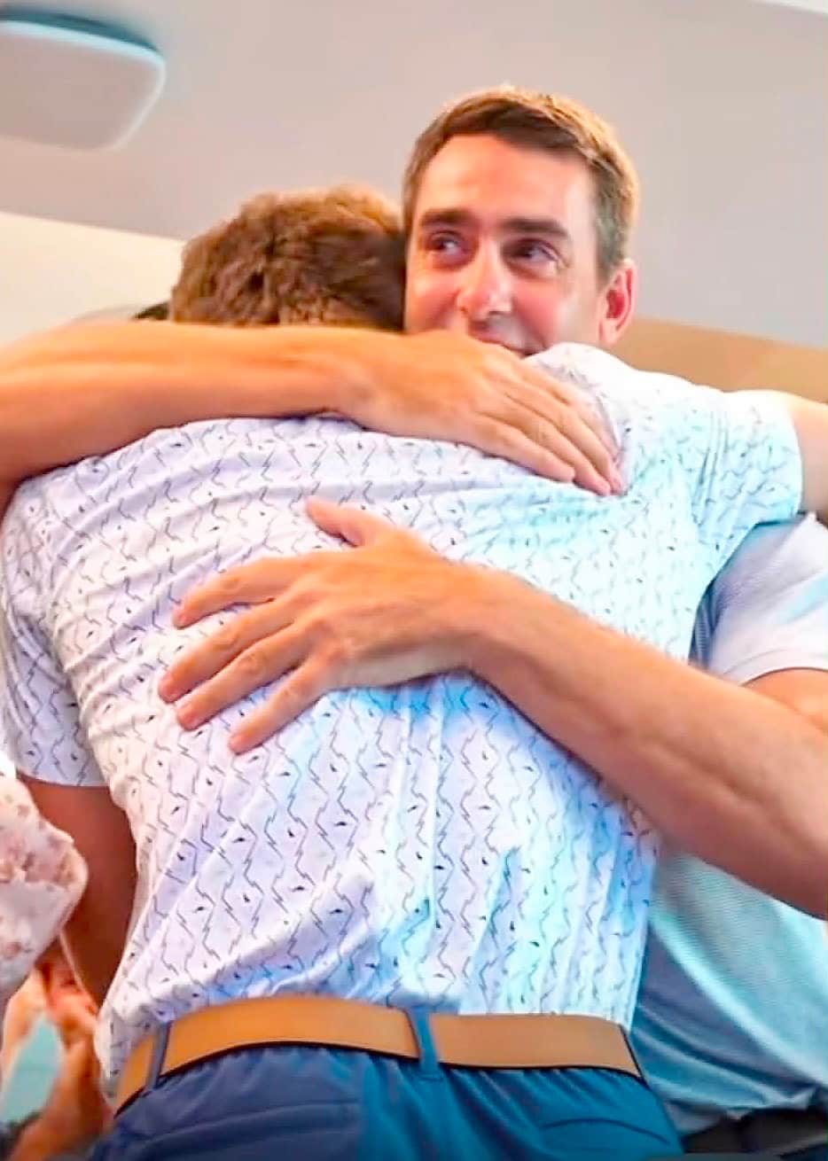 Hugo Marchand serre son fils Taj dans ses bras, le 11 juillet 2026, après sa sélection par les Rays de Tampa Bay au repêchage du baseball majeur.