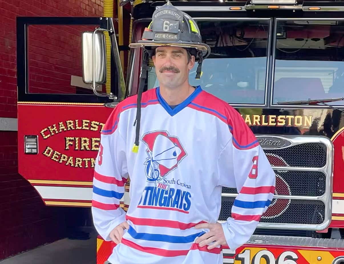Hugo Marchand, ancien porte-couleurs des Stingrays de la Caroline du Sud, exerce maintenant le métier de pompier à Charleston.