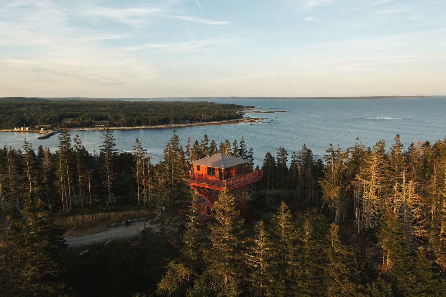 Un chalet à 30 pieds du sol avec un spa à louer