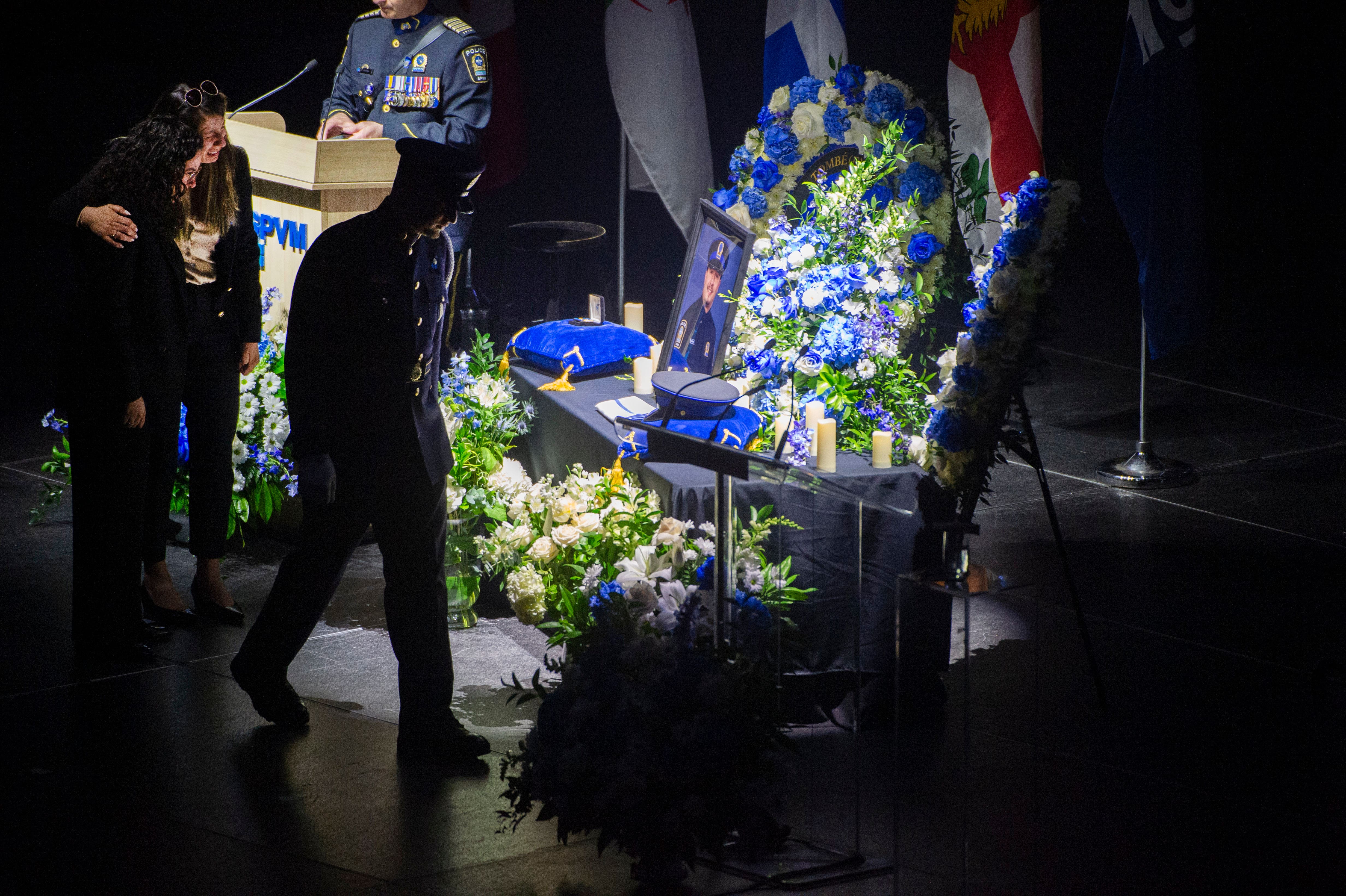 «Travailler avec toi a été un privilège»: la partenaire du policier tué lui rend hommage lors de la cérémonie commémorative