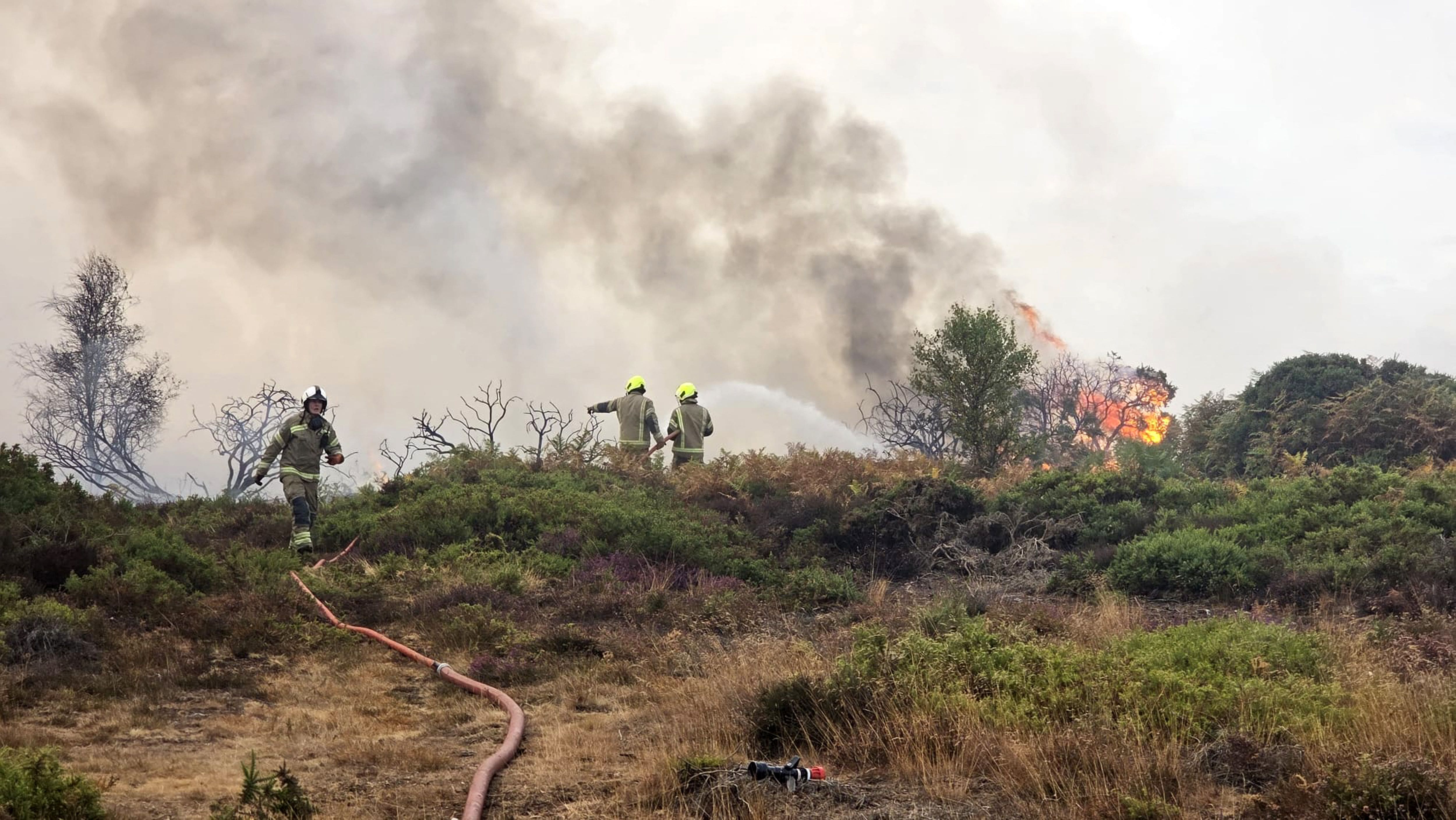 Des «progrès» contre un incendie dans l'est de l'Angleterre, une centaine de pompiers mobilisés