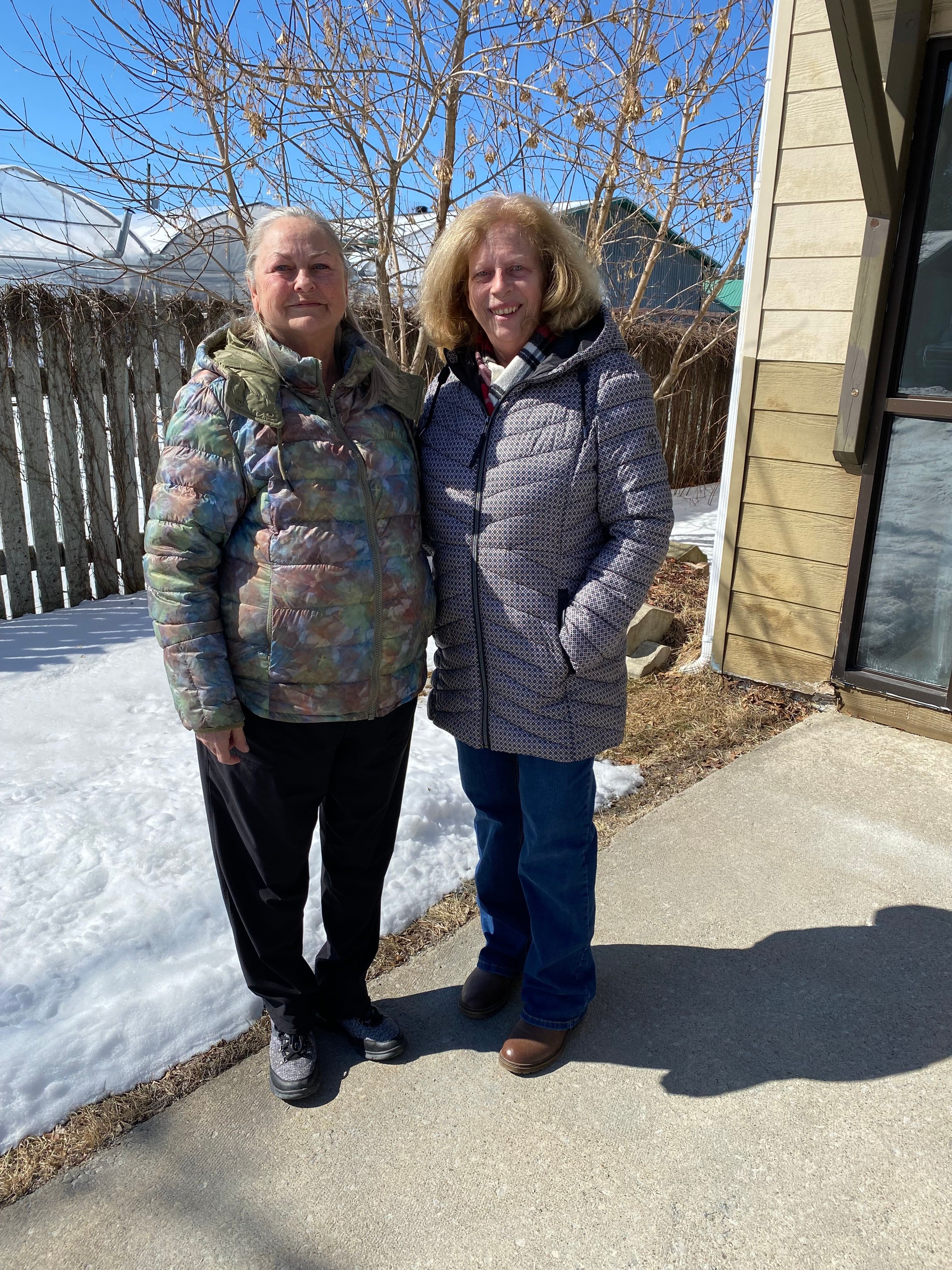 «Si tu ne vends jamais, tu ne profites jamais»: vendre sa maison dans la soixantaine pour retourner... en colocation!